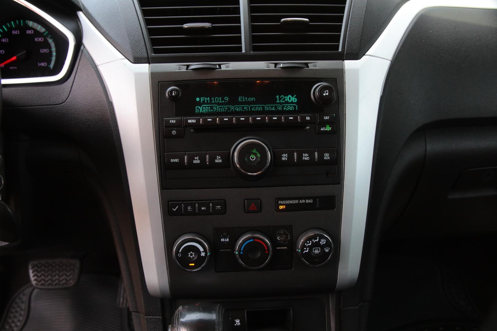 2012 TAN CHEVROLET TRAVERSE LT FWD (1GNKRGED1CJ) with an 3.6L V6 DOHC 24V engine, 6-SPEED AUTOMATIC transmission, located at 420 E. Kingsbury St., Seguin, TX, 78155, (830) 401-0495, 29.581060, -97.961647 - Photo#8